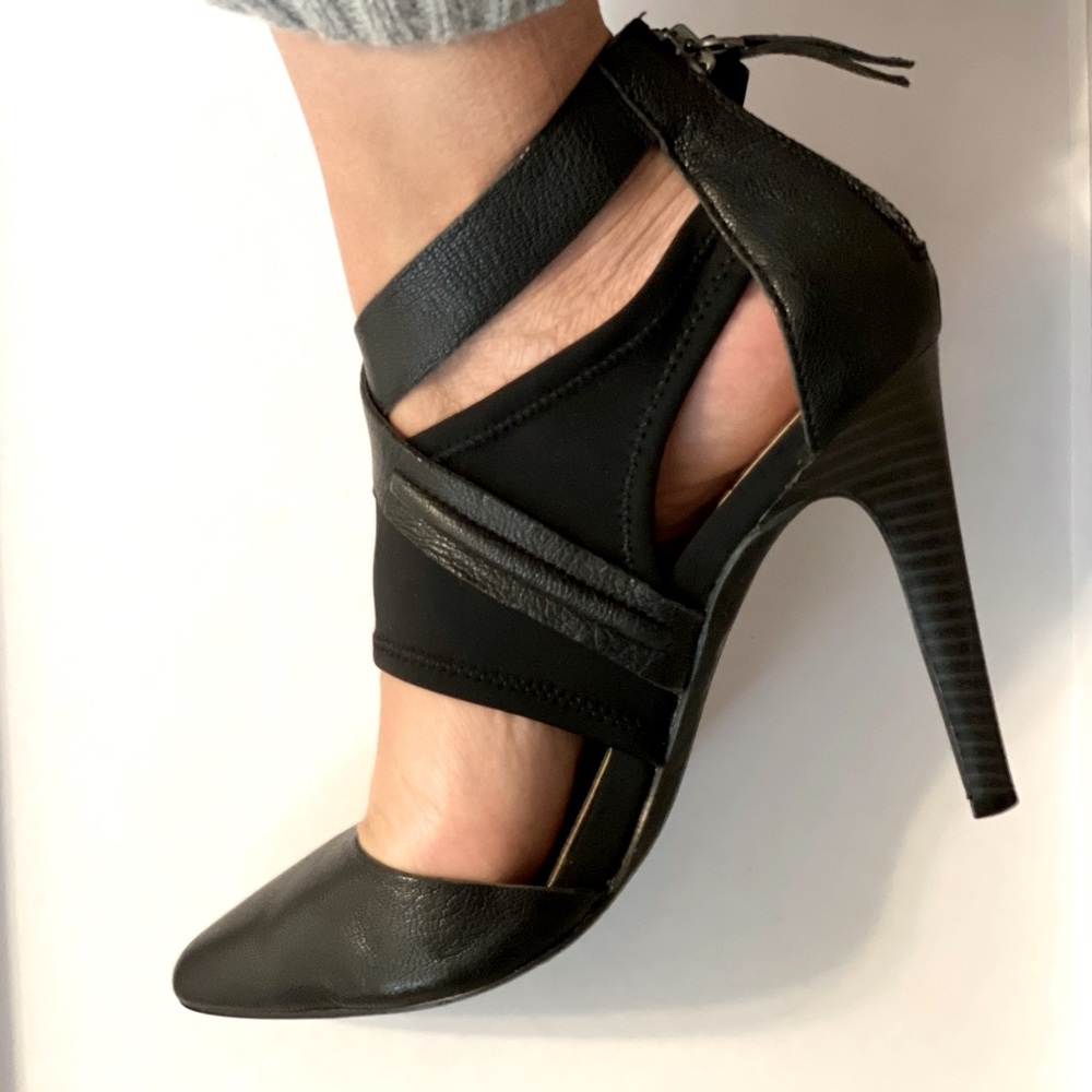 Joe’s Jean black leather & neoprene Stiletto 7.5